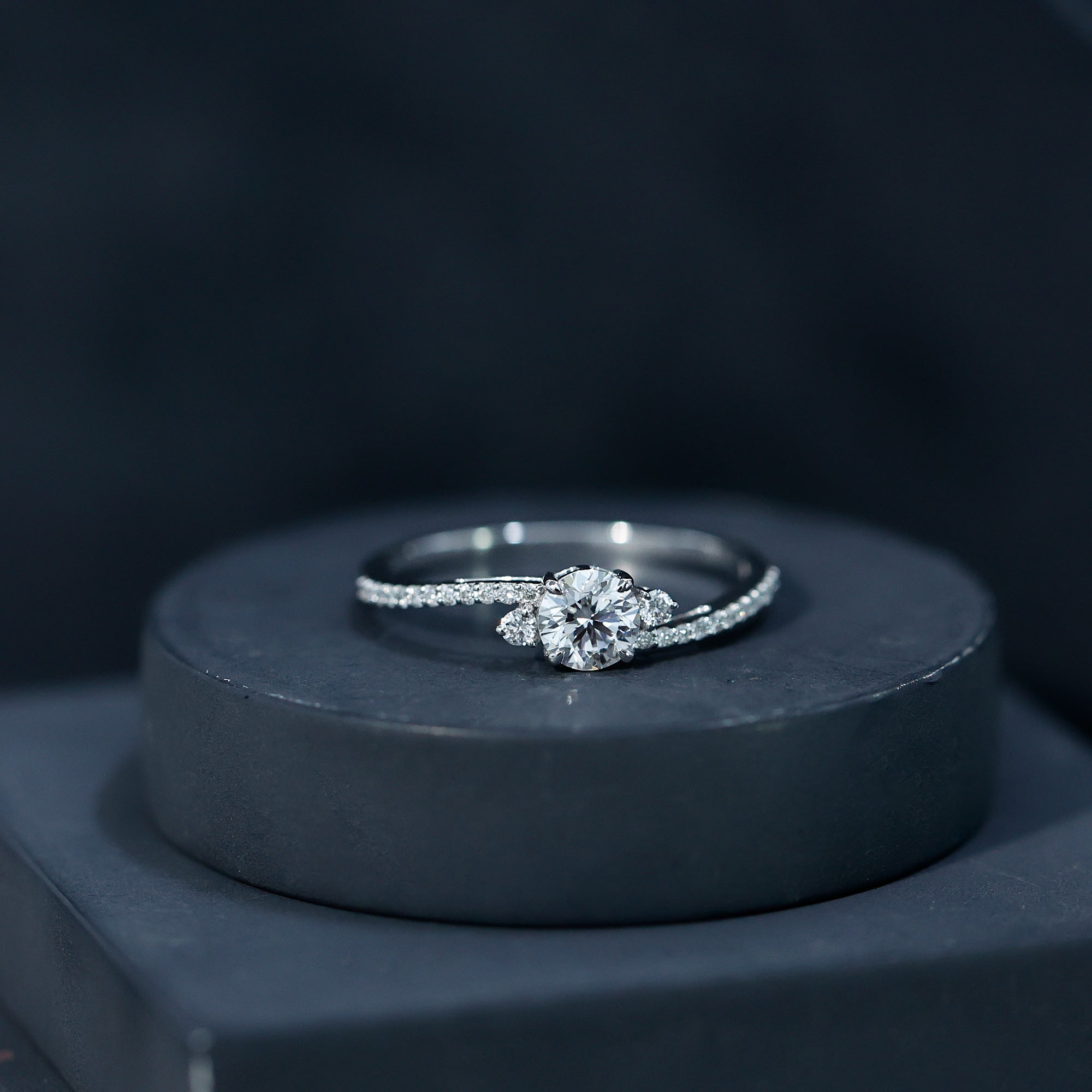0.9 Carat Lab Grown Diamond Solitaire Engagement Ring With Side Stones Rosec Jewels