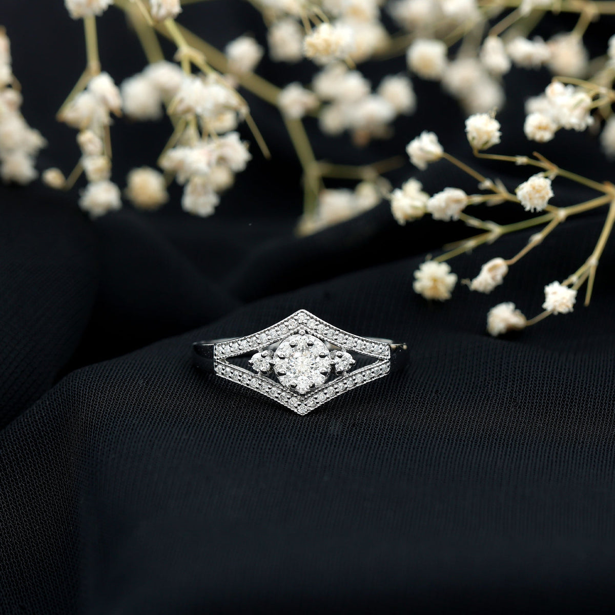 Round Diamond Vintage Ring in illusion Setting