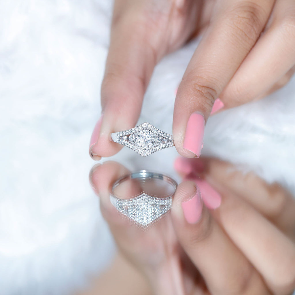 Round Diamond Vintage Ring in illusion Setting